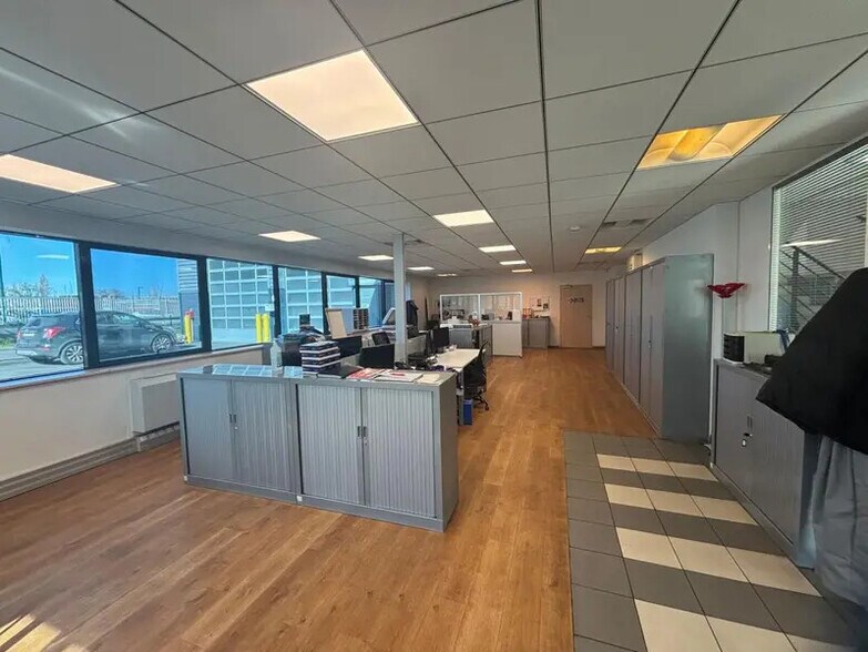 Office in Gennevilliers for lease - Interior Photo - Image 3 of 4