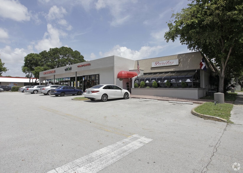 7817-7825 Pines Blvd, Hollywood, FL for lease - Building Photo - Image 1 of 1