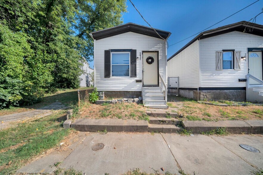 4 Single-Family Investment portefeuille de 4 propriétés à vendre sur LoopNet.ca - Photo du bâtiment - Image 2 de 59
