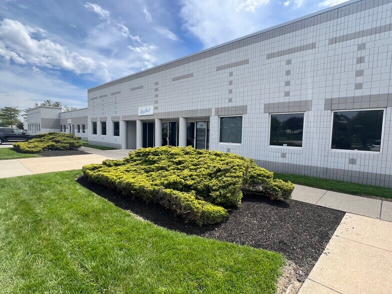 7202 E 87th St, Indianapolis, IN à louer - Photo du bâtiment - Image 3 de 11