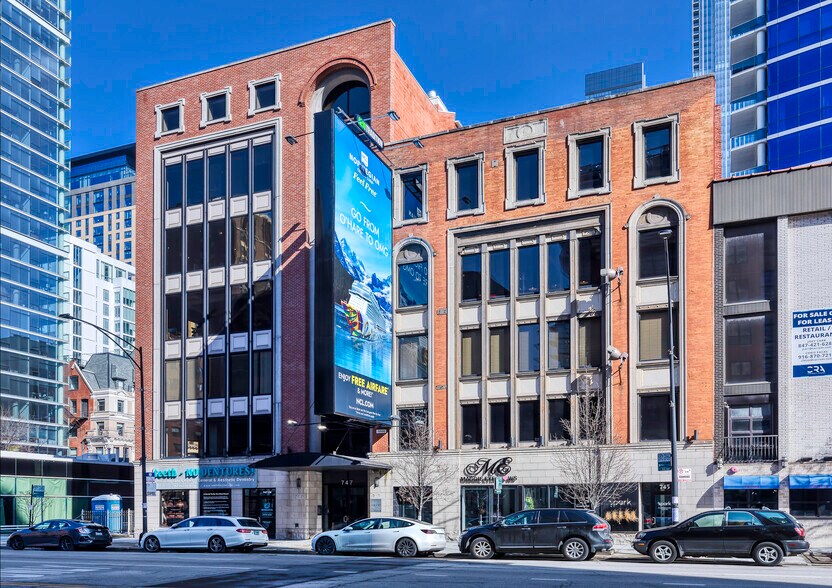 747 N LaSalle St, Chicago, IL à louer - Photo du bâtiment - Image 1 de 3