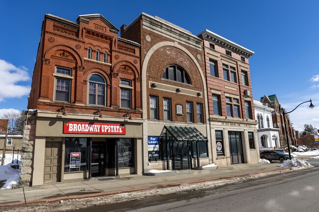 Plus de détails pour 124 Main St, Hudson Falls, NY - Commerce de détail à louer