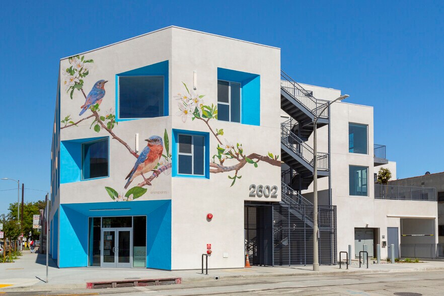 5124 W Adams Blvd, Los Angeles, CA à louer - Photo du bâtiment - Image 2 de 3