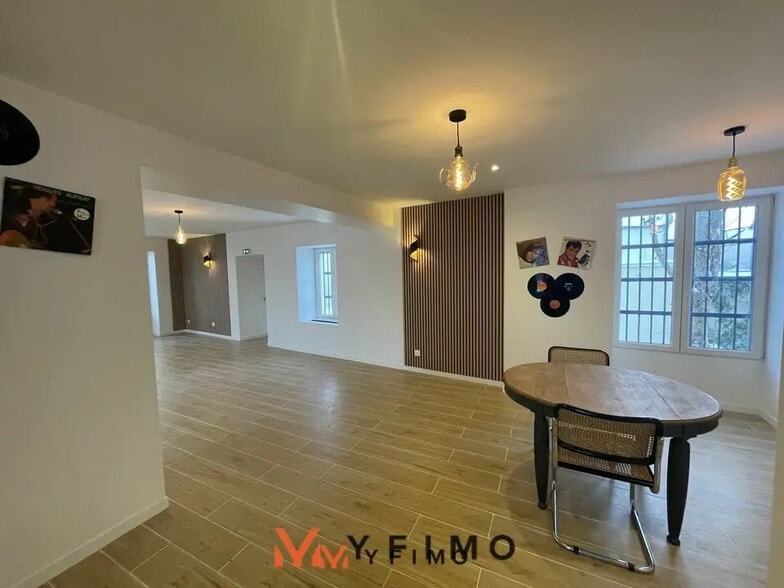 Flex in Épône for lease - Interior Photo - Image 3 of 7