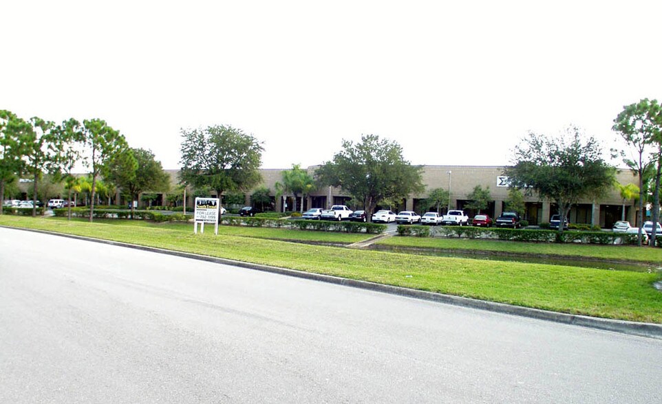 751 North Dr, Melbourne, FL à louer - Photo du bâtiment - Image 2 de 9