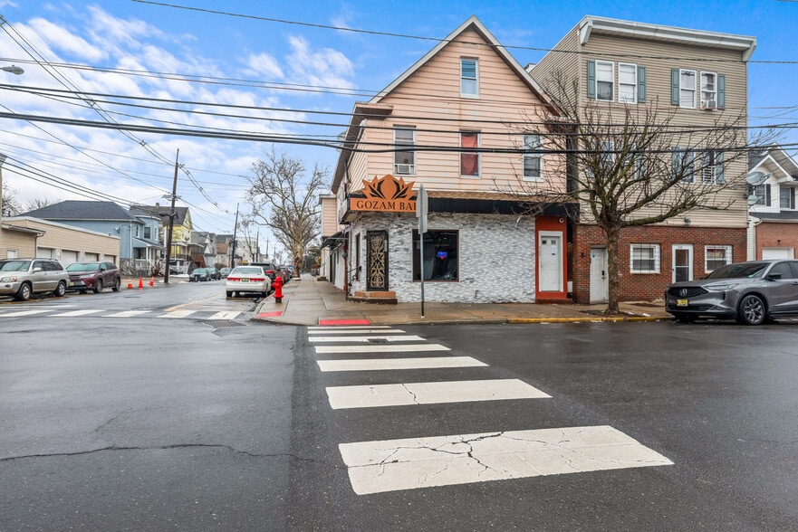 200 Hall Ave, Perth Amboy, NJ à vendre - Photo du bâtiment - Image 2 de 23