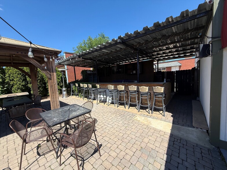 210 Cedar St, St Charles, IL for lease - Building Photo - Image 2 of 17