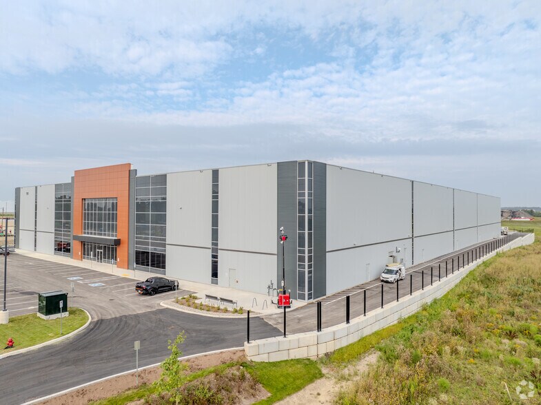 190 Glover Rd, Hamilton, ON à louer - Photo du bâtiment - Image 2 de 12