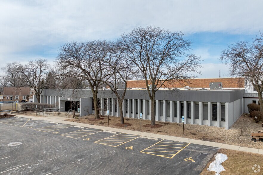 7830 W 71st St, Bridgeview, IL à louer - Photo du bâtiment - Image 2 de 5