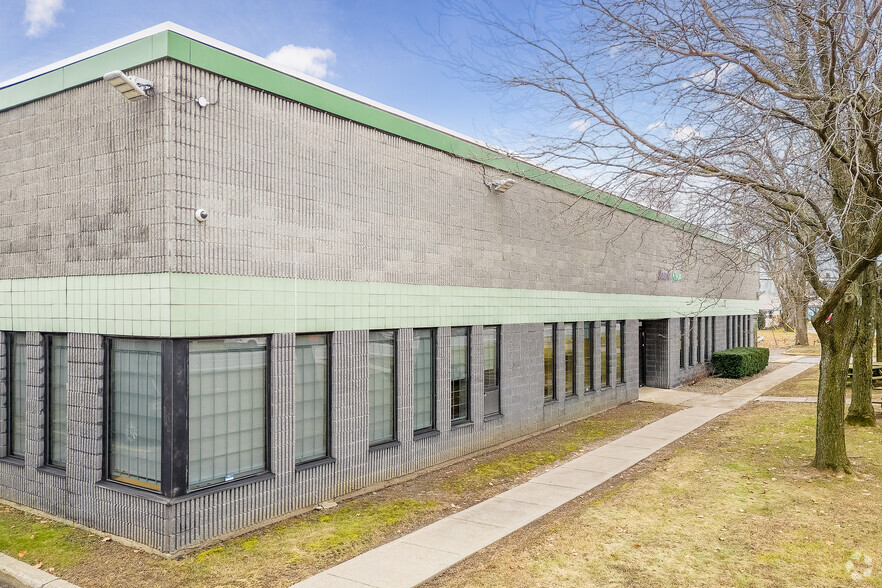 5776-5782 Blvd Thimens, Montréal, QC for lease - Building Photo - Image 3 of 7