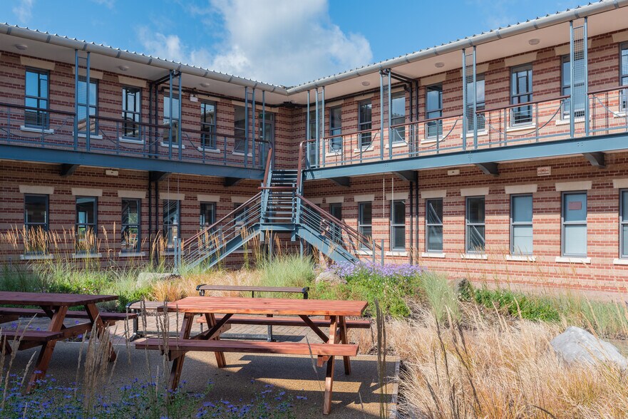 200-240 Park Ave, Almondsbury à louer - Photo du bâtiment - Image 2 de 7