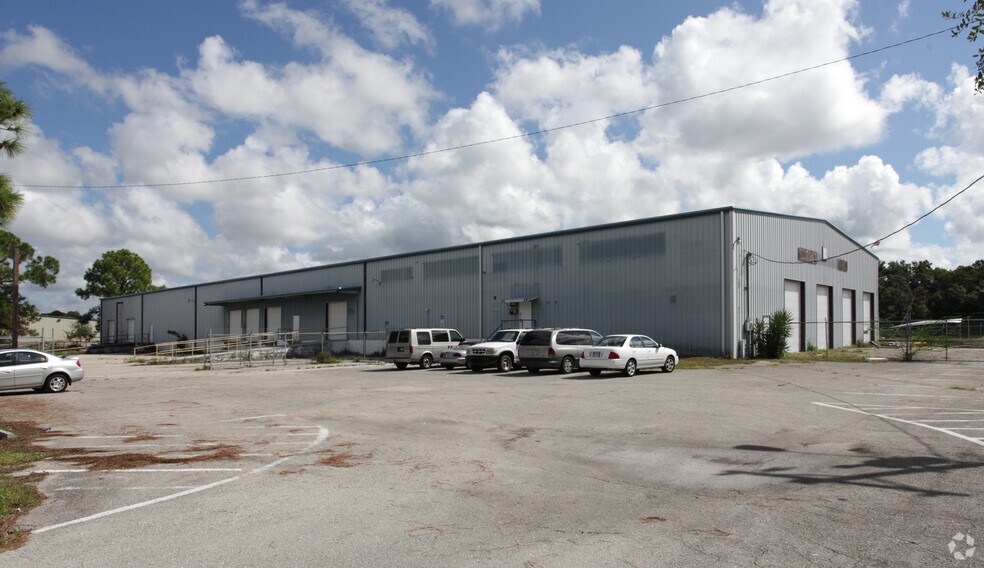 17550 East St, North Fort Myers, FL à louer - Photo du bâtiment - Image 3 de 9