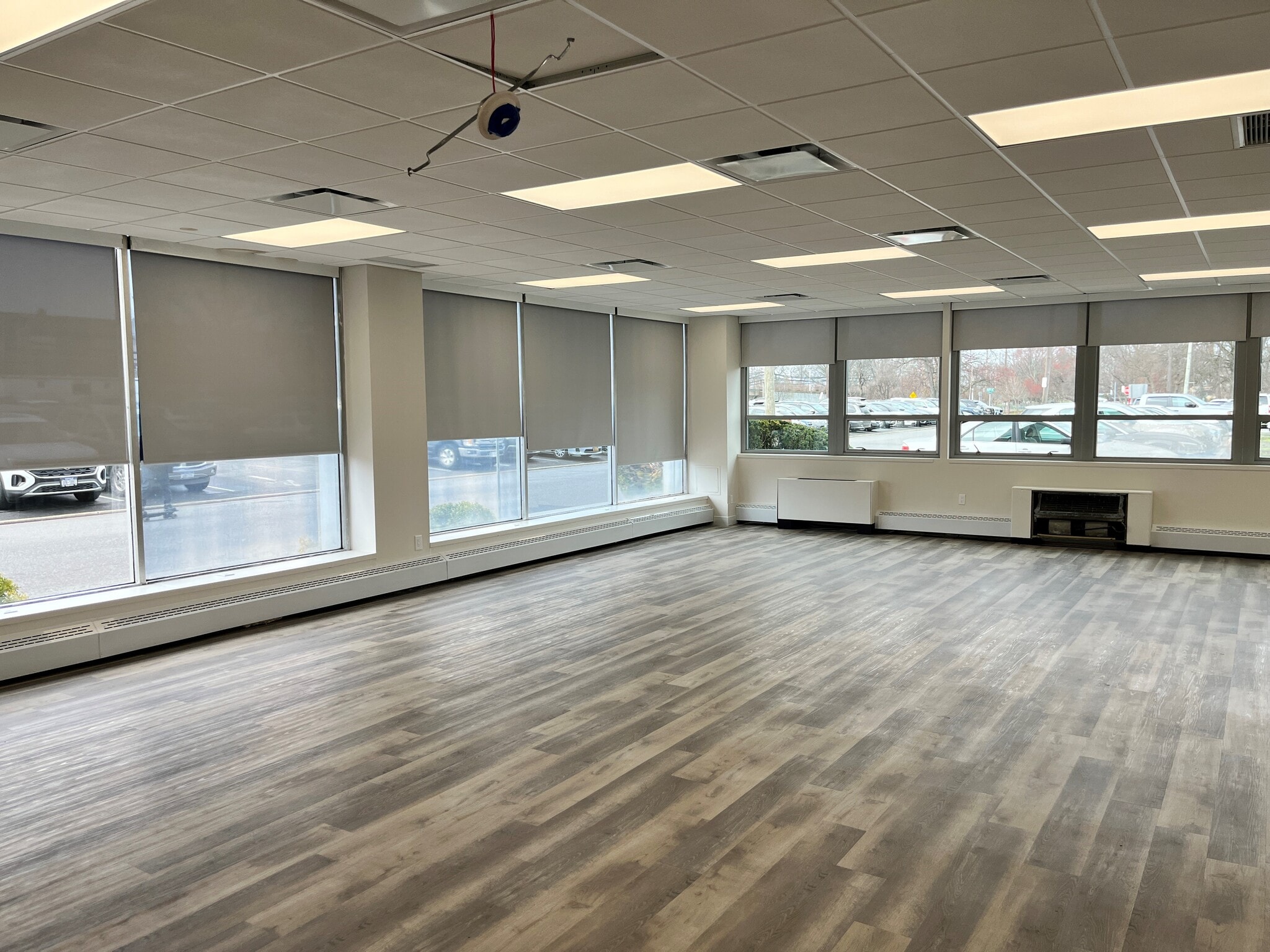 99 W Hawthorne Ave, Valley Stream, NY à louer Photo du bâtiment- Image 1 de 3