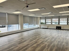 99 W Hawthorne Ave, Valley Stream, NY à louer Photo du bâtiment- Image 1 de 3