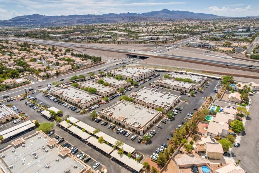 9005 S Pecos Rd, Henderson, NV à louer - Photo du bâtiment - Image 2 de 12