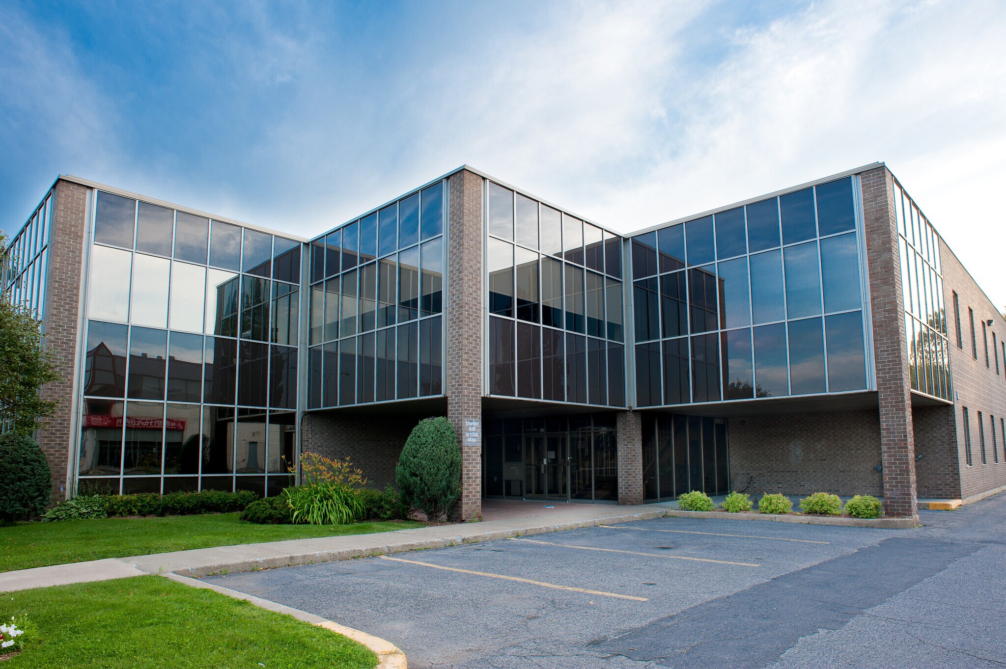 2120 Av Victoria, Longueuil, QC à vendre Photo du bâtiment- Image 1 de 1