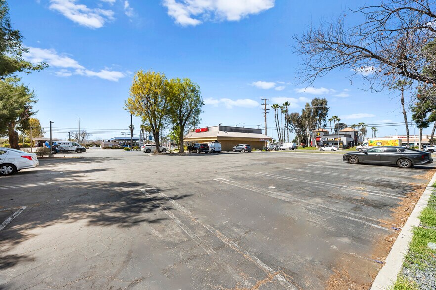 103 E Stetson Ave, Hemet, CA à vendre - Photo du bâtiment - Image 2 de 13