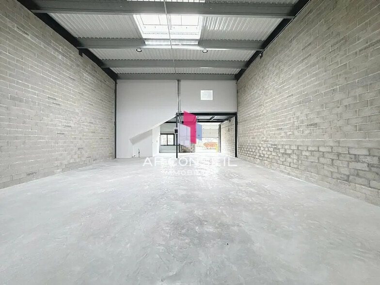 Flex in Les Mureaux for lease - Interior Photo - Image 3 of 12