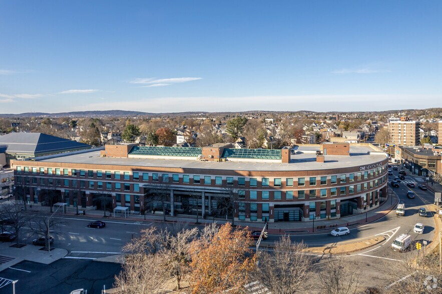 275 Washington St, Newton, MA à louer - Photo du bâtiment - Image 2 de 3