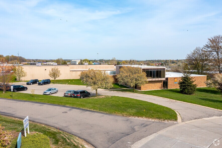 24700 Crestview Ct, Farmington Hills, MI à louer - Photo du bâtiment - Image 2 de 5
