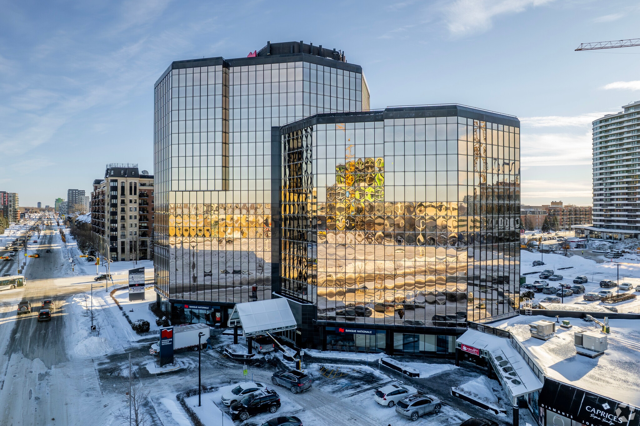 2540 Boul Daniel-Johnson, Laval, QC à louer Photo principale- Image 1 de 4