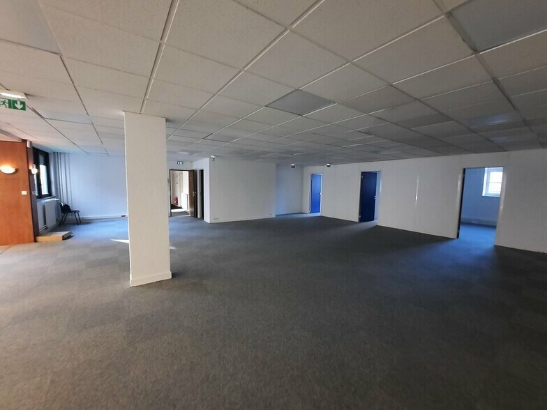 Office in Rouen for lease - Interior Photo - Image 2 of 15