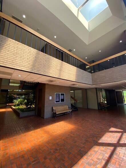 10810 Katy Fwy, Houston, TX à louer - Photo du bâtiment - Image 3 de 9