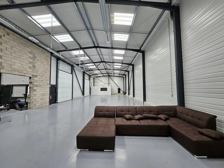 Local d'activités dans Montereau-Fault-Yonne à vendre - Photo du bâtiment - Image 2 de 5