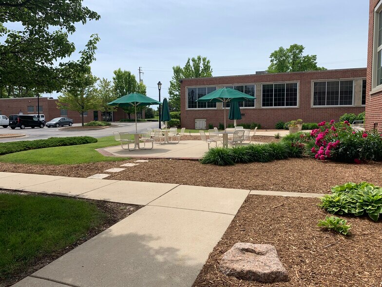 4650 N Port Washington Rd, Glendale, WI à louer - Photo du bâtiment - Image 3 de 4