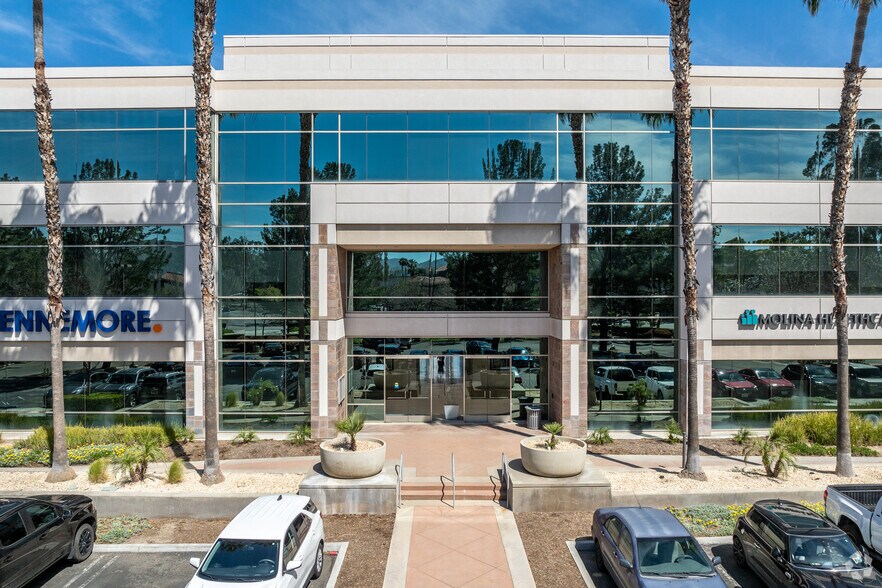 550 E Hospitality Ln, San Bernardino, CA à louer - Photo du bâtiment - Image 2 de 6