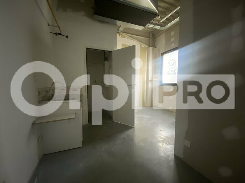 Retail in Genay for lease - Interior Photo - Image 3 of 5