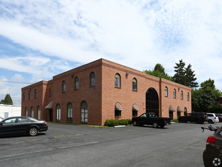 219 E Main St, Mechanicsburg, PA à louer - Photo du bâtiment - Image 1 de 3