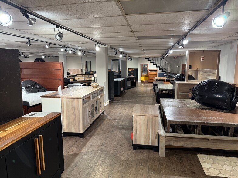 225 S Elm St, High Point, NC à louer - Photo intérieure - Image 2 de 8