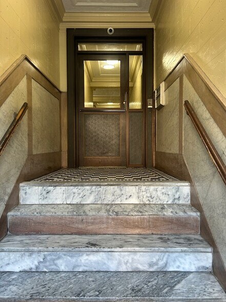 2319 Belmont Ave, Bronx, NY à vendre - Photo du bâtiment - Image 2 de 2