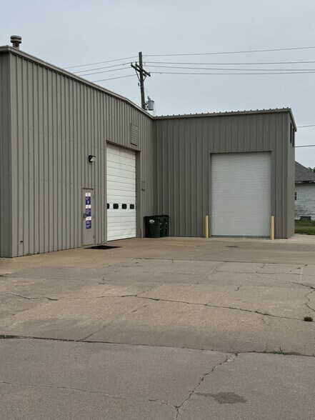 930 E 4th Ave, Hutchinson, KS à vendre - Photo du bâtiment - Image 2 de 7
