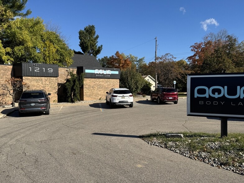 1219 E Saginaw St, Lansing, MI à louer - Photo du bâtiment - Image 3 de 15