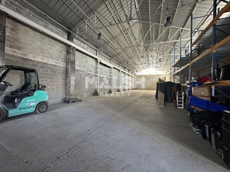 Flex in Chassieu for lease - Interior Photo - Image 3 of 8