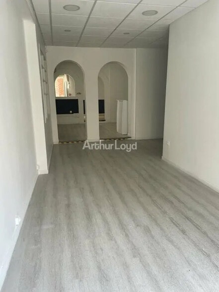 Retail in Reims for lease - Interior Photo - Image 1 of 4