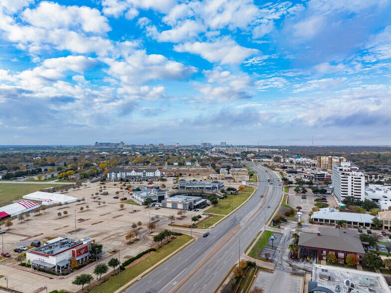 800 University Dr E, College Station, TX à louer - Photo du bâtiment - Image 2 de 10