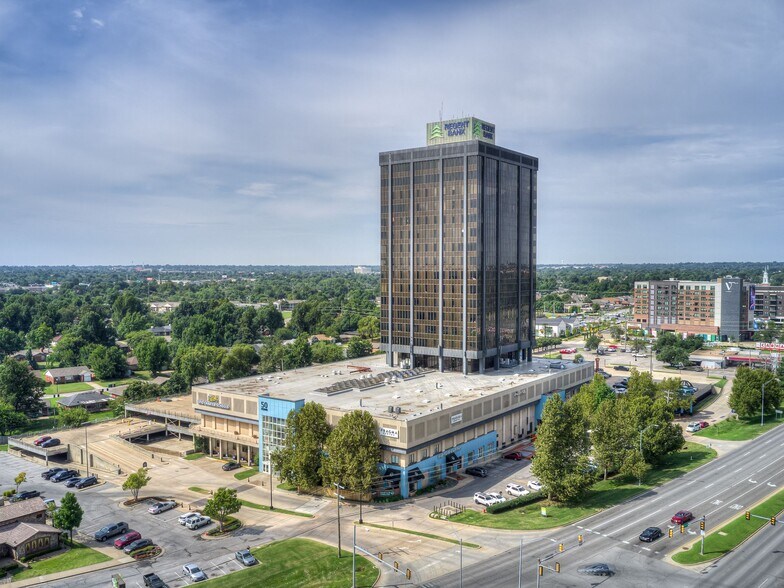 1900 NW Expressway, Oklahoma City, OK à louer - Photo du bâtiment - Image 3 de 39