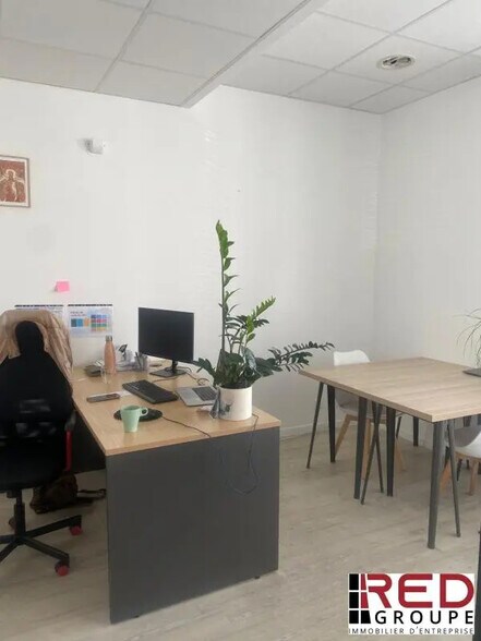 Flex in Meyreuil for lease - Building Photo - Image 1 of 5