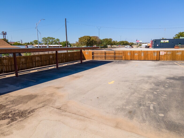 1402 Old Iowa Park, Wichita Falls, TX à vendre - Photo du bâtiment - Image 2 de 44