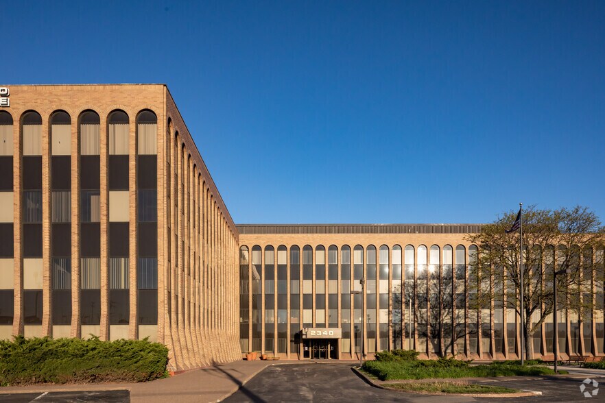 2340 S River Rd, Des Plaines, IL à louer - Photo du bâtiment - Image 2 de 52