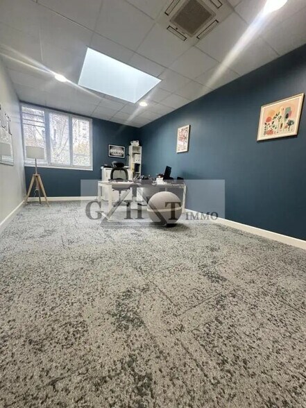 Office in Alfortville for lease - Interior Photo - Image 2 of 7