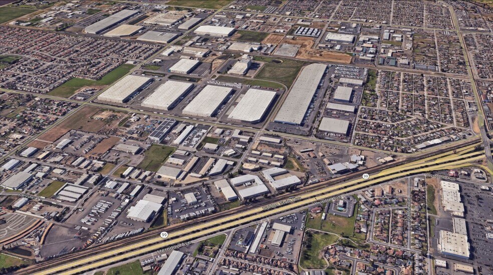 1215 E Whitmore Ave, Modesto, CA à louer - Photo du bâtiment - Image 3 de 5