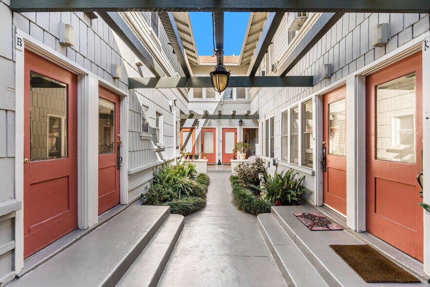 625 E Broadway, Long Beach, CA à vendre - Photo du bâtiment - Image 2 de 24