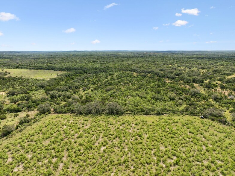 547 County Road 3401, Hondo, TX à vendre - Photo du bâtiment - Image 3 de 10