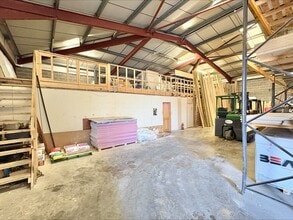 Featherstall Road South Rd S, Oldham for lease Interior Photo- Image 2 of 4