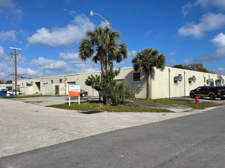 700 NW 57th Pl, Fort Lauderdale, FL à louer - Photo du bâtiment - Image 2 de 4