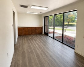 105 W Dakota Ave, Clovis, CA à louer Photo intérieure- Image 2 de 3